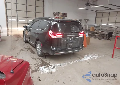 2017 Chrysler Pacifica Touring-L z USA, uszkodzony, nr VIN 2C4RC1BG0HR530002